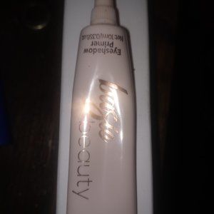 Basic beauty eyeshadow primer